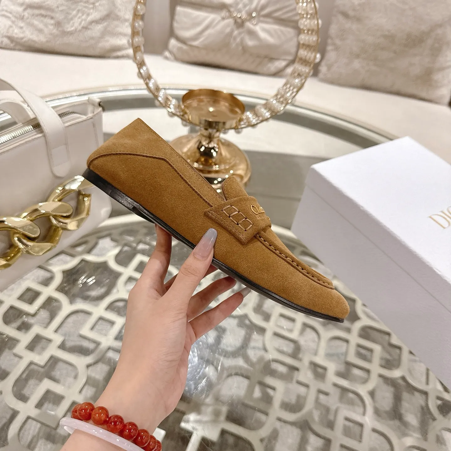 👟👟Ex-factory price 640👟👟 🍸 Dior Dior | 2025 ˢˢD Home 2025 Spring and Summer New Products The latest popular slip-on letter buckle loafers series〰 Original purchase, development and production👍🏻This Dior loafer is carefully made of black glossy cow leather, and the front letter plate is decorated with golden tone Christian Dior Paris logo. Paired with a leather-injected outsole, it adds classic style to any casual look. Upper: original cowhide/cow suede, lining: cowhide, outsole: injection molded leather outsole imported from Italy, heel height: 1cm, size: 35-42 (customized at 40.41.42)